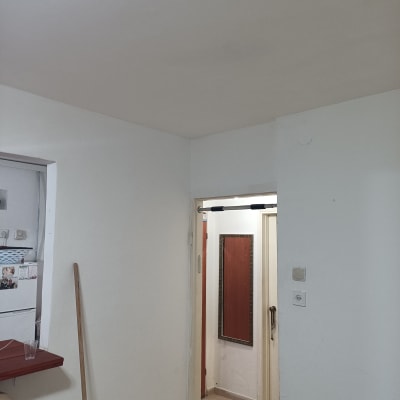 מוט מתח מותקן בפתח דלת