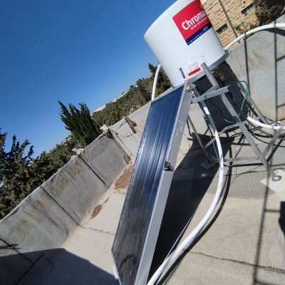 דוד שמש עם קולטים על גג בטון