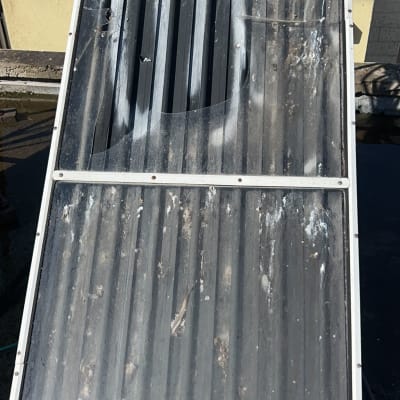 קולטי שמש מלוכלכים עם סימני חלודה ולכלוך