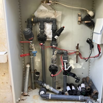 מערכת השקיה עם צינורות ושסתומים