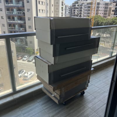 ערימת קופסאות על מרפסת עם נוף לבניינים