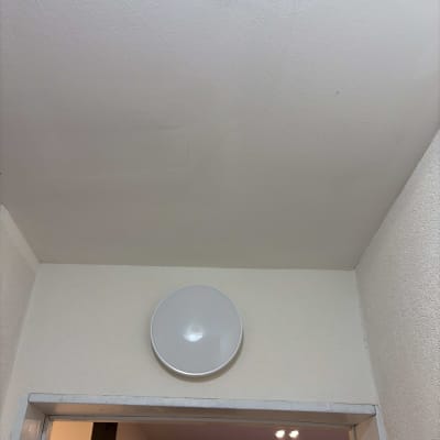 תאורה מותקנת על תקרה בחדר