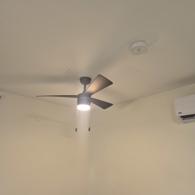 מאוורר תקרה עם תאורה מותקן בחדר