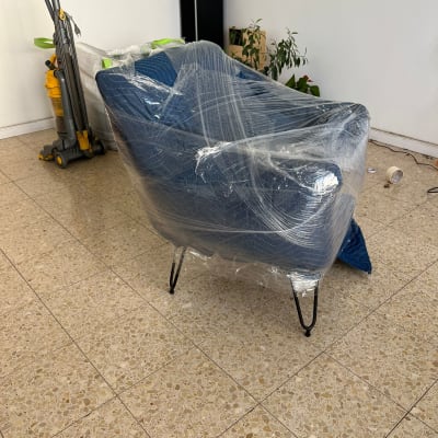 כורסה עטופה בניילון לקראת מעבר דירה