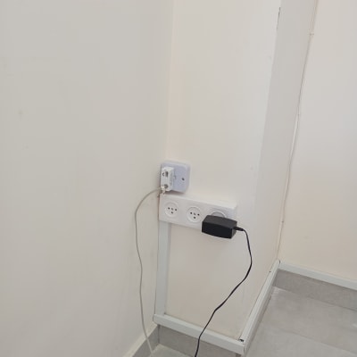 שקע חשמל עם כבלים מחוברים לקיר