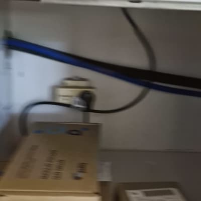 ארון עם קופסאות וציוד חשמלי