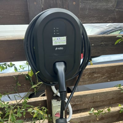 מטען חשמלי לרכב מותקן על גדר עץ