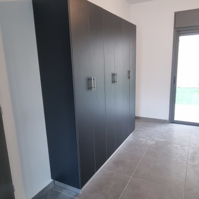 ארון שחור עם דלתות בחדר ריק