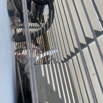 צינורות ומתקן מתכת עם צללים