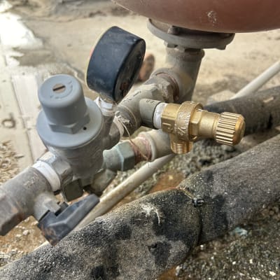 שסתומים וצינורות במערכת חימום סולארית