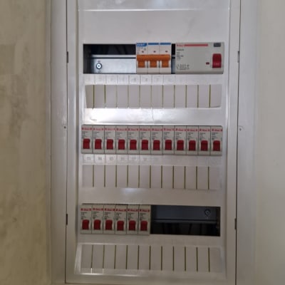 לוח חשמל ביתי שקוע בקיר כולל מפסקי מא"ז ומפסק פחת