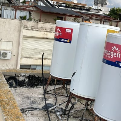 דודי שמש על גג עם צינורות מחוברים