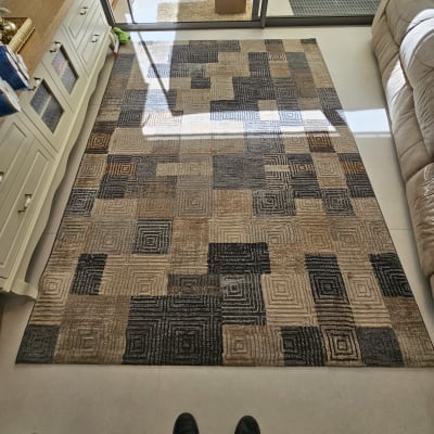 שטיח מרובע עם דוגמאות גיאומטריות על רצפה