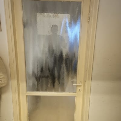 דלת עם זכוכית מטושטשת ודמות מטושטשת מאחוריה