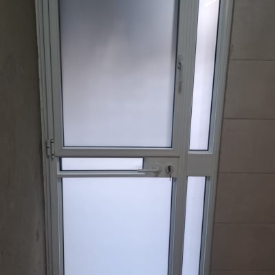 דלת אלומיניום עם זכוכית חלבית ומנעול