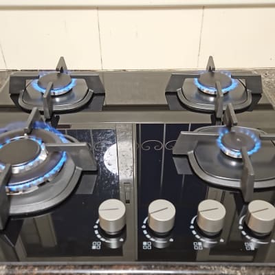 כיריים גז עם ארבעה מבערים דולקים