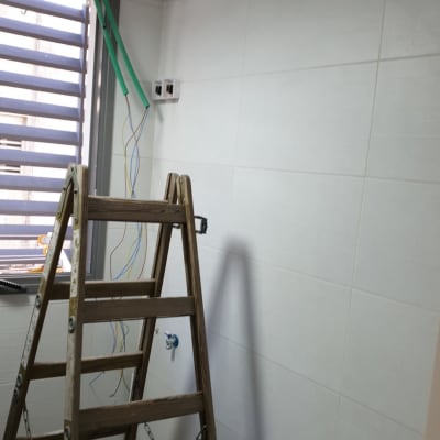 סולם עץ, חוטי חשמל חשופים, שקע בקיר