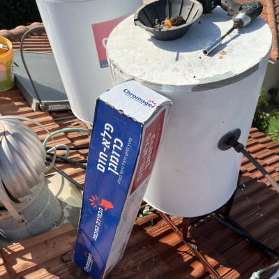 דוד שמש על גג עם כלי עבודה וארגז