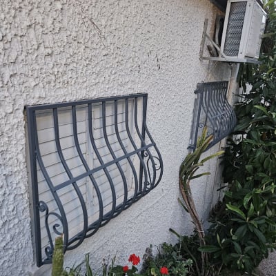 סורגים מתכתיים על חלונות קיר חיצוני