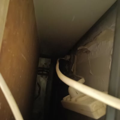 כבל חשמל לבן מחובר לשקע בקיר