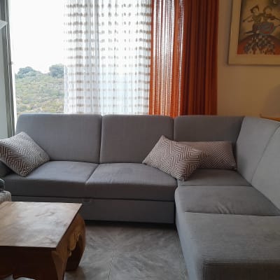 ספה אפורה עם כריות בדוגמת זיגזג