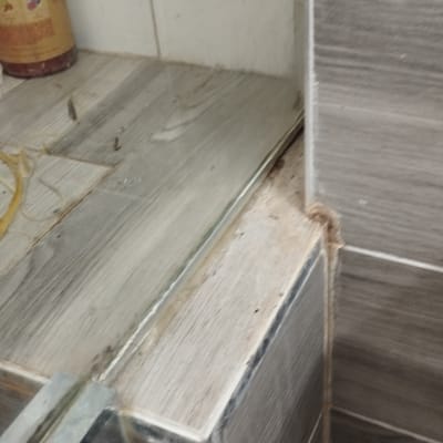 מקלחון עם דלת זכוכית ובקבוק על המדף