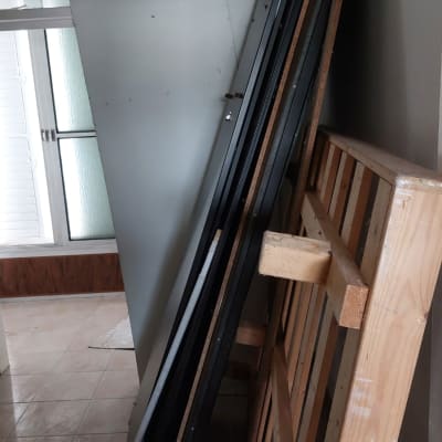 חלקי רהיטים מונחים במסדרון צר