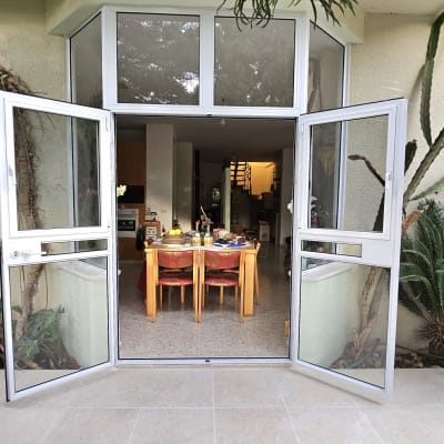 דלתות אלומיניום פתוחות עם חלונות זכוכית