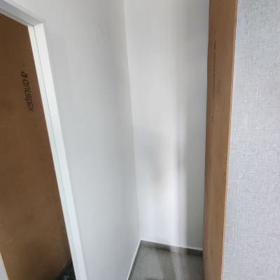 ארגז כלים שחור על רצפה ליד קיר לבן