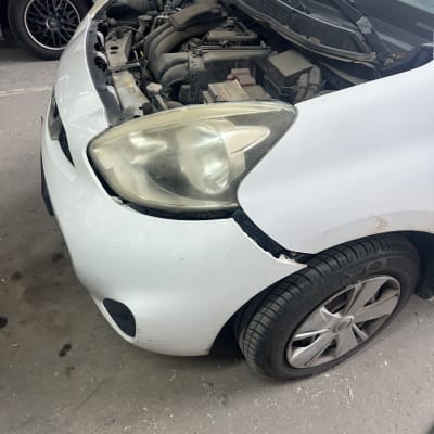 מכסה מנוע פתוח, פגוש קדמי שבור, גלגל קדמי חשוף