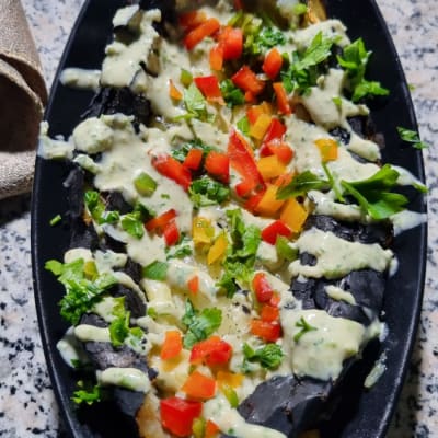 חציל קלוי עם רוטב ירוק ופלפלים צבעוניים