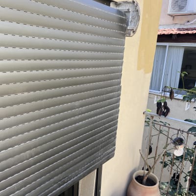 תריס מתכת סגור על חלון חיצוני