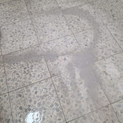 תקריב של מרצפות טרצו במהלך פעולת ניקוי או פוליש