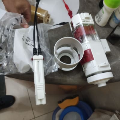 חלקי אינסטלציה על משטח עבודה בחדר אמבטיה