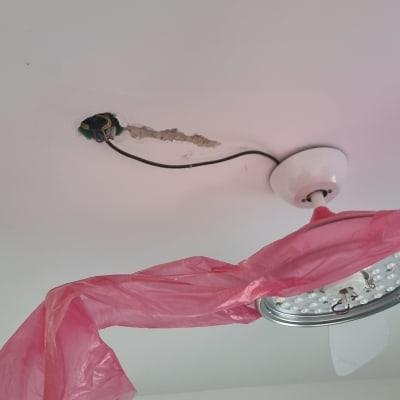 תקרה עם חוטי חשמל חשופים ותאורה לא מותקנת