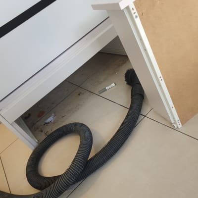 צינור שואב אבק על רצפה מלוכלכת