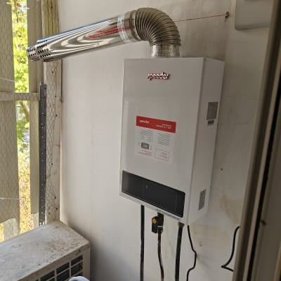 מחמם מים גז עם צינור פליטה מתכת