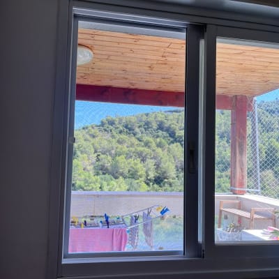 חלון אלומיניום עם נוף חיצוני