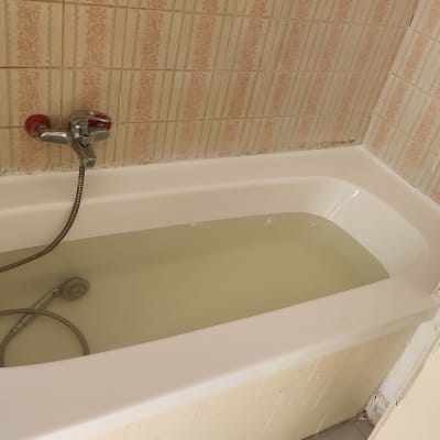 אמבטיה עם מים, ברז ומקלחת יד