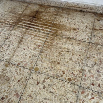 רצפה מלוכלכת עם סימני לכלוך חומים