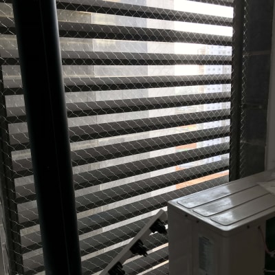 רשת מתכת למניעת כניסת יונים במרפסת