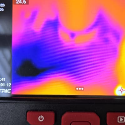 תמונה של מצלמה תרמית עם תצוגת חום