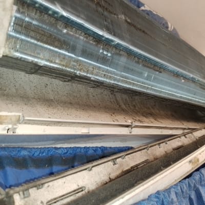 יחידת מיזוג אוויר פתוחה עם לכלוך על הסלילים