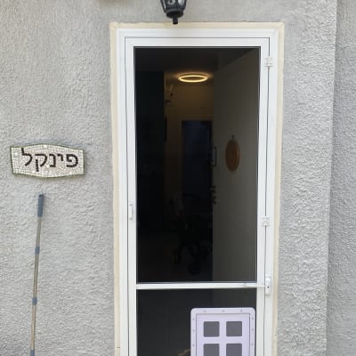 דלת אלומיניום עם רשת ופתח לחיות מחמד