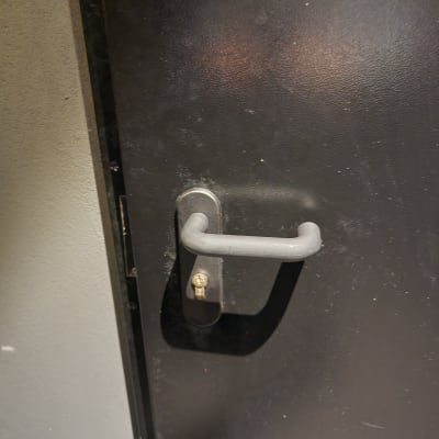 ידית דלת מתכת עם מנעול