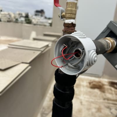 חיבור צינור עם שסתום ומחברים על גג