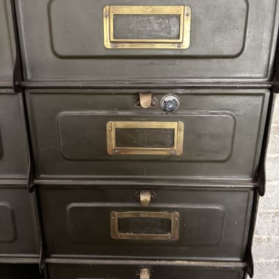 ארונות מתכת עם מנעולים ותוויות פליז