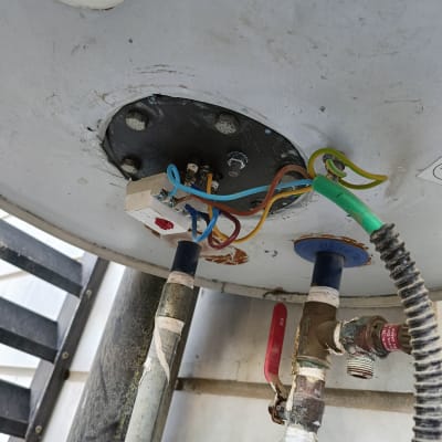 חוטי חשמל מחוברים לדוד מים