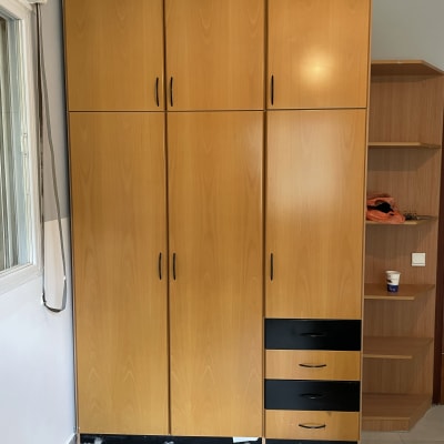 ארון עץ עם דלתות ומגירות שחורות