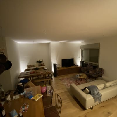 חדר מגורים עם שולחן עץ, ספה וטלוויזיה